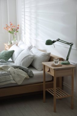 Yatağın yanında dekoru olan komodinlerin yanına.