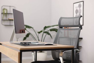 Ofisteki ahşap masada modern bilgisayarlı şık bir iş yeri.