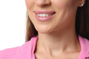 Beyaz arka planda sağlıklı dişleri olan güzel bir kadın, yakın plan.