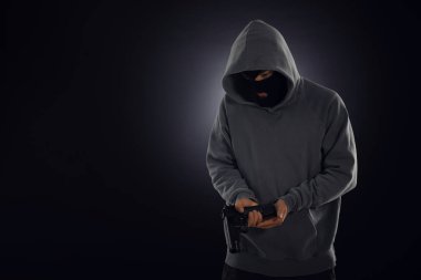 Maskeli bir suçlu ve karanlık bir geçmişi var. Metin için boşluk