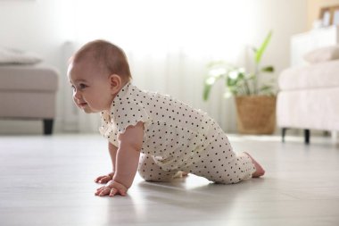 Evde yerde sürünerek şirin bebek