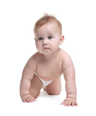 Beyaz arka plan üzerinde sürünerek şirin bebek