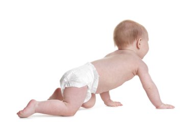 Beyaz arka plan üzerinde sürünerek şirin bebek