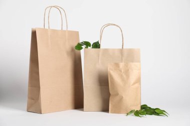 Farklı çevre dostu paketleme ve beyaz arkaplanda bırakmalar