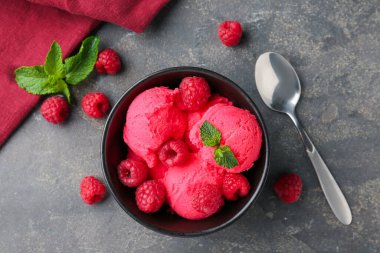 Taze böğürtlenli ahududu şerbeti ve gri desenli masada servis edilen nane şekeri.