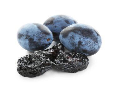 Kurutulmuş kuru erik ve taze erikler beyaz üzerine izole edilmiş.