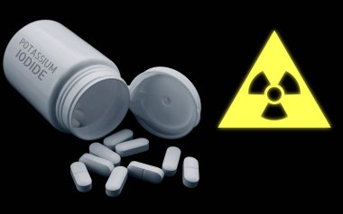 Potasyum iyodür hapları ve siyah arka planda uyarı işareti. Radyoaktif kirlenme sırasında iyot tüketimi
