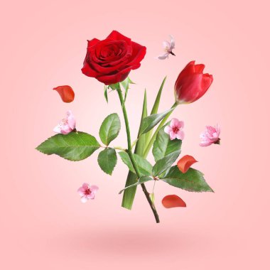 Aromatik çiçekler ve yapraklar pembe eğimli arka planda