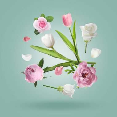 Gökyüzündeki güzel çiçek ve yapraklar grimsi deniz mavisi eğimine karşı