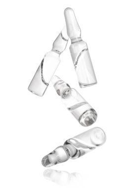 Birçok cam ampul beyaz arkaplana düşüyor