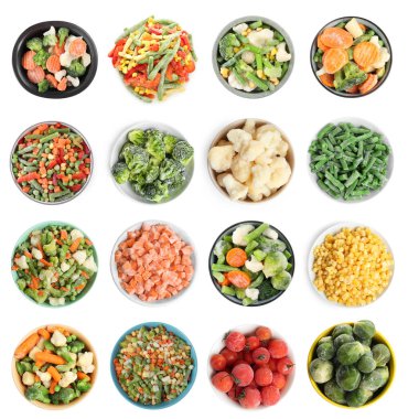 Farklı donmuş sebzeler beyaz arka planda kaselerde, set. Üst görünüm