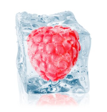 Beyaz zemin üzerinde buz küpü içinde olgun ahududu