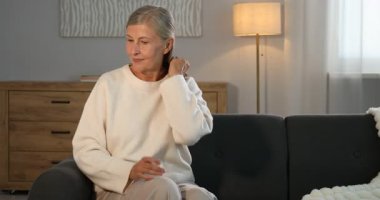 Evdeki kanepede son sınıf öğrencisi zarif bir kadın.