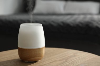 Ahşap masa üzerinde modern aroma lambası. Metin için boşluk