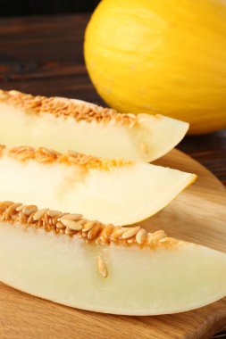 Kesilmiş ve olgunlaşmış karpuzlar ahşap masada, yakın plan