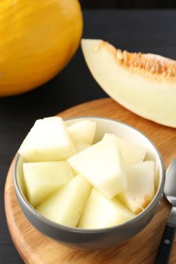 Kesilmiş ve olgunlaşmış karpuzlar siyah ahşap masada, yakın plan.