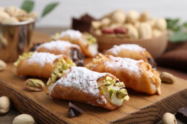 Ricotta peynirli, fıstıklı, fıstıklı, çikolatalı ve pudra şekerli nefis cannoli.