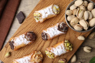 Ricotta peynirli, fıstıklı, fıstıklı, çikolatalı ve pudra şekerli nefis cannoli.