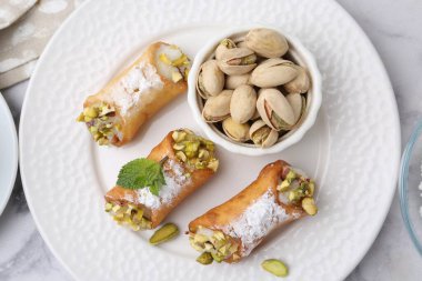 Peynirli, fıstıklı, pudra şekerli ve naneli nefis cannoli.