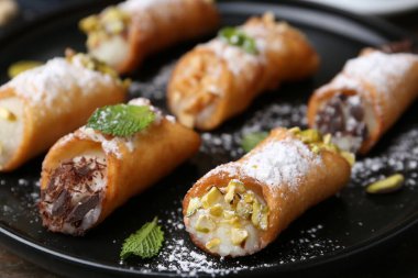 Peynirli, fındıklı, pudra şekerli, çikolatalı ve naneli nefis cannoli.