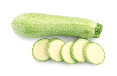 Taze ve kesilmiş kabaklar beyaz, üst görünümde izole edilmiş.