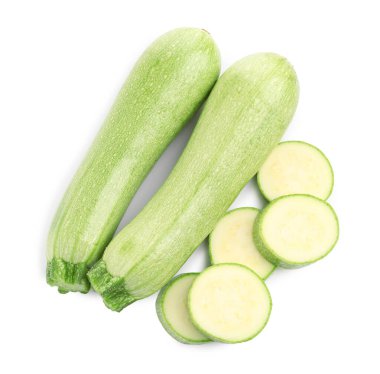 Taze ve kesilmiş kabaklar beyaz, üst görünümde izole edilmiş.