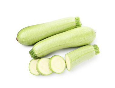 Taze ve kesilmiş kabaklar beyaz, üst görünümde izole edilmiş.