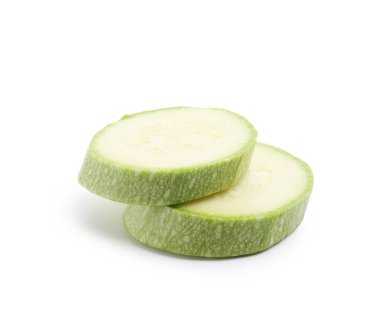 Beyaz üzerine izole edilmiş taze kabak dilimleri.