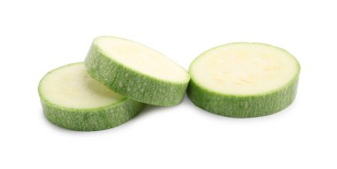 Beyaz üzerine izole edilmiş taze kabak dilimleri.