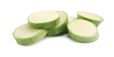 Beyaz üzerine izole edilmiş taze kabak dilimleri.