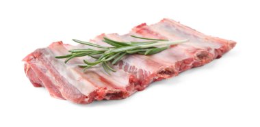 Taze çiğ sığır kaburgası ve beyaz üzerine izole edilmiş biberiye.