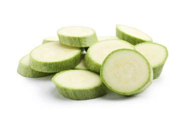 Beyaz üzerine izole edilmiş taze kabak dilimleri.