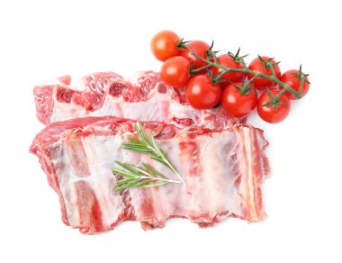 Taze çiğ pirzola, domates ve biberiye beyaza izole edilmiş.