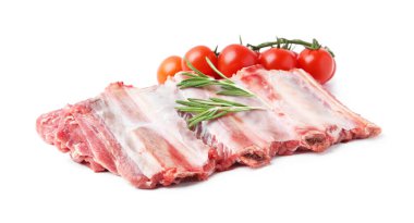 Taze çiğ et, domates ve beyaz üzerine izole edilmiş biberiye.