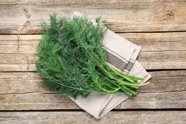 Tahta masada taze dereotları var.