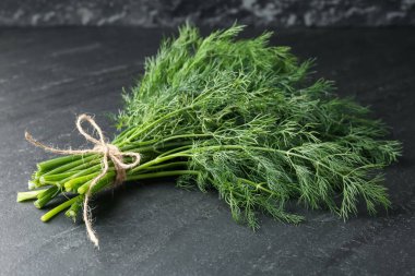 Siyah masada taze dereotu var, yakın plan.