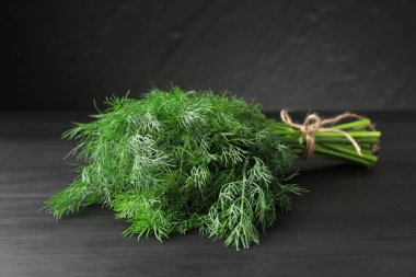 Siyah masada taze dereotu var, yakın plan.