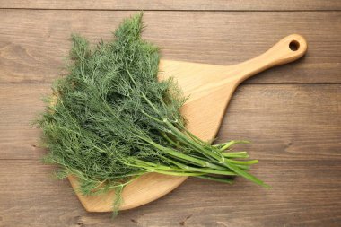 Tahta masada taze dereotları var.