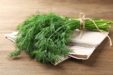 Ahşap masada taze dereotu var, yakın plan.