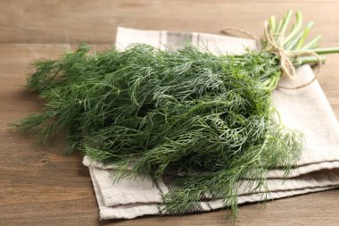 Ahşap masada taze dereotu var, yakın plan.