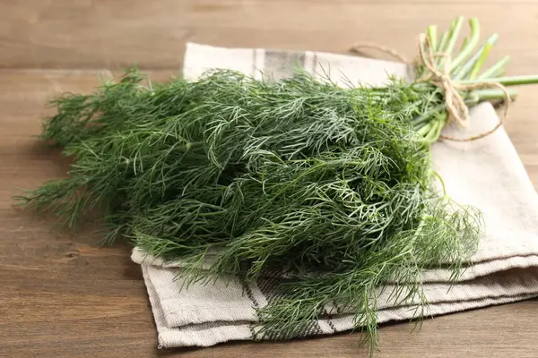 Ahşap masada taze dereotu var, yakın plan.