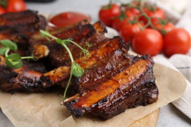 Kızarmış sığır kaburgası, mikro yeşil ve domatesli, yakın plan.