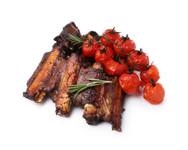 Biberiyeli biftek kaburgaları ve beyaz üzerine izole edilmiş domatesler.