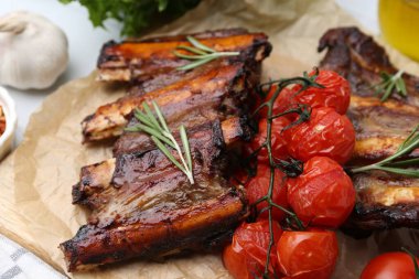 Biberiyeli ve domatesli biftek kaburgası, yakın plan.