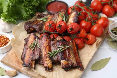 Biberiyeli biftek pirzolası, domates ve diğer ürünler ışık masasında, yakın plan.