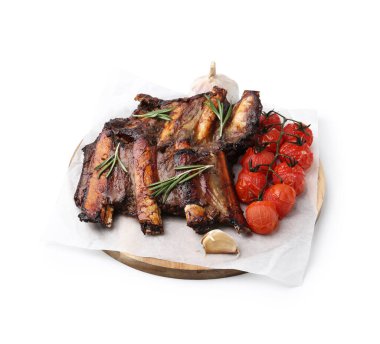 Beyaz üzerine izole edilmiş baharatlı ve domatesli biftek kaburgaları.