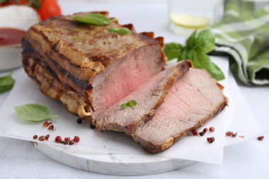 Enfes fırınlanmış et ve baharatlar ışık masasında, yakın plan.