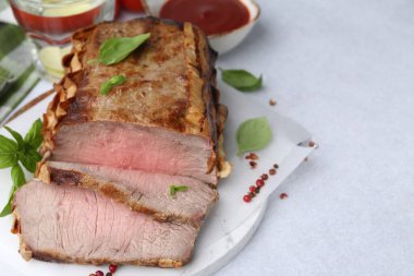 Lezzetli pişmiş et, baharatlar ve limonlu su, yakın plan. Metin için boşluk