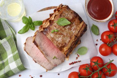 Lezzetli pişmiş et, domates, baharat ve limonlu su.