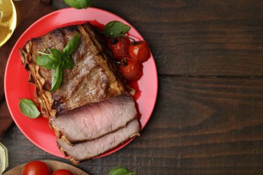 Lezzetli pişmiş et, domates ve fesleğen, ahşap masa, düz yatak. Metin için boşluk